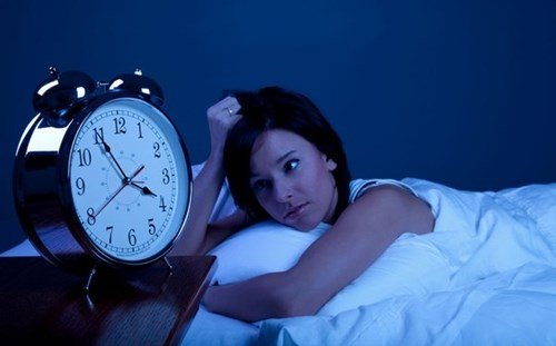 thức khuya gây ra bệnh mất ngủ